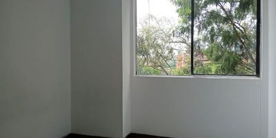 Apartamento en arriendo en unidad cerrada a parques, restaurantes, centros comerciales, rutas de transporte publico y servicios complementarios. Piso en ceramica, puerta de seguridad, sala comedor, 3 alcobas con baño en la principal, cocina integral cerrada, alcoba de servicio y parqueadero independiente cubierto. Conjunto cerrado con ascensor, piscina, salon social, parques infantiles, cancha de squash, zonas verdes, vigilancia 24 hrs, y circuito cerrado de tv.  *Inmuebles sujetos a verificación de disponibilidad.*