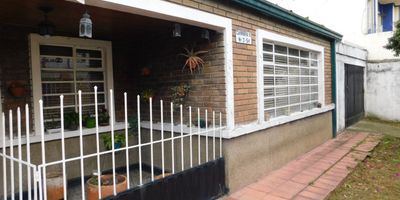 Amplio casa lote de 720 m2 ubicado en el barrio Santa Lucía en Chía. Dispone de sala comedor, tres habitaciones, un baño, cocina eléctrica, cocina con gas, baño de patio, cuarto de herramientas, extensa zona verde. Además, tiene dos garajes cubiertos a los costados de la casa. El terreno cuenta con estudios para construir de 7 a 8 pisos.
Qué esperas para conocer este lugar en excelente ubicación!