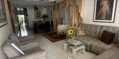 La casa que siempre soñaste te espera en el barrio Lucero
Descubre esta hermosa y amplia casa, perfecta para brindarte a ti y a tu familia la comodidad que merecen. Cuenta con: 4 habitaciones acogedoras, 1 baño funcional, patio ideal para compartir en familia y terraza perfecta para relajarte o disfrutar de una vista especial. Ubicada en una excelente zona del barrio Lucero, cerca de todo lo que necesitas. ¡No dejes pasar esta oportunidad! 
