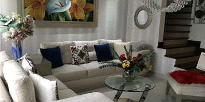 Si estás en busca de una casa en la hermosa ciudad de Pereira, en Risaralda, esta propiedad sin duda te encantará. Con una ubicación privilegiada, esta casa se encuentra en un sector residencial tranquilo y seguro, ideal para aquellos que buscan un espacio acogedor para establecer su hogar.

Con una amplia área construida y privada de 163 M2, esta casa cuenta con suficiente espacio para crear un ambiente cómodo y funcional para toda la familia. Además, sus 3 alcobas y 4 baños brindarán la privacidad necesaria para cada miembro del hogar.

Uno de los mayores atractivos de esta propiedad es que admite mascotas, lo que es ideal para aquellos que tienen compañeros peludos en la familia. Además, cuenta con todas las comodidades necesarias para vivir una vida cómoda, incluyendo agua, aire acondicionado y gas domiciliario.

Al ingresar a la casa, te recibirán un amplio balcón y un baño auxiliar, ideales para recibir visitas o simplemente relajarse al aire libre. Las habitaciones cuentan con clósets para almacenamiento y el baño principal en una de ellas, lo que te brindará la privacidad necesaria.

En cuanto a las características externas, esta propiedad cuenta con acceso para discapacitados, lo que la hace accesible para todas las personas. Además, podrás disfrutar de las áreas sociales y piscinas en la urbanización cerrada. También cuenta con parqueadero para visitantes y portería/recepción para mayor seguridad.

No pierdas la oportunidad de ser propietario de esta gran casa en Pereira, con todas las comodidades y características que buscas en un hogar. ¡Contáctanos hoy mismo para visitarla y no pierdas la oportunidad de hacerla tuya!
