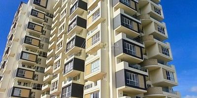 Vendo apartamento para estrenar, Piso 3, en moderno edificio ubicado cerca de la avenida Las Américas. Área 118 m², Sala comedor, luces y electrodomésticos domotizados con alexa, cocina integral, 3 habitaciones, baño en habitación principal con tina y  baño social completo, ventanas y puerta al balcón anti ruido, depósito de 2.25 m²  y  2 parqueaderos. Amplia vista a la ciudad y alrededores desde balcón y habitaciones. Se entrega con Alexa para control de luces y aparatos eléctricos. Calentador de agua con paneles solares. Paredes en acabado acrílico.

Ubicado en moderno edificio que ofrece con gimnasio, salón social, clubes infantil y juvenil, centro de negocios y otros servicio en desarrollo. Cerca de colegios, universidades, supermercados y restaurantes.. A 5 minutos del terminal de transportes de Pereira y aeropuerto. 

Contáctanos para mayor información, será un gusto atenderte.