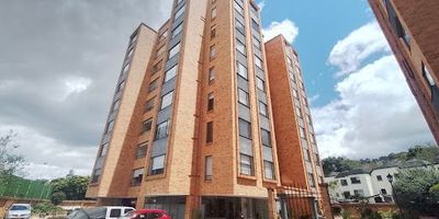 Excelente apartamento en Calatrava exterior con vista panorámica, completamente remodelado, de 94 metros, consta de sala comedor con chimenea, cocina americana abierta con zona de lavanderia, tres habitaciones con closet la principal con baño privado, baño de alcobas, pisos en madera laminada, dos parqueaderos cubiertos en línea y depósito. El conjunto cuenta con gimnasio, área de guardería, zonas verdes y vigilancia las 24 horas. Precio negociable. 