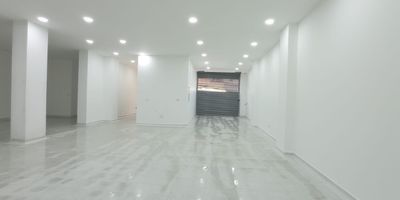 Local para estrenar con amplios espacios, fácil acceso, muy comercial.