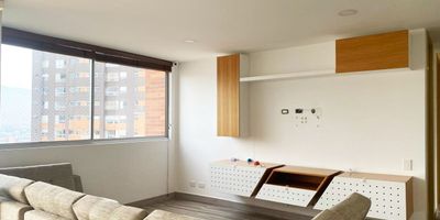 Apartamento en arriendo en unidad cerrada, con facil acceso desde la Av Poblado y desde las avenida, sector tranquilo de transito solo para residentes. Muy cercano a servicios complementarios. Cuenta con piso en ceraminca, puerta de seguridad, sala - comedor , 2 alcobas, 3 baños, cocina integral abierta tipo americano, alcoba y baño de servicio, balcon y parqueaderos .  Piscina, gym, turco, parque para niños, zonas verdes, vigilancia 24 horas, citofonia y circuito cerrado de tv. *Inmuebles sujetos a verificación de disponibilidad.*