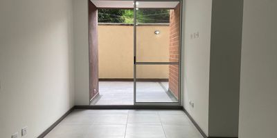 Apartamento en arriendo en unidad cerrada cerca de la via principal en un entorno muy tranquilo, residencial y con transito de solo residentes. Tiene cerca colegios, rutas de transporte publico y facil salida hacia el parque y servicios complementarios. Piso en porcelanato, sala comedor, estar de tv, 3 alcobas con baño en la principal, cocina integral abierta tipo americano, terraza y parqueadero independiente cubierto Conjunto cerrado con piscina, gym, salon social, parque infantil, sauna, turco, placa polideportiva y zonas verdes. Vigilancia 24horas, citofonia y circuito cerrado de tv. *Inmuebles sujetos a verificación de disponibilidad.*
