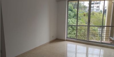 Te presentamos este hermoso apartamento de 70 M2 ubicado en una de las mejores zonas de Manizales, Caldas. Con una amplia área de terreno de 70 M2 y una construcción de igual tamaño, este inmueble se destaca por su excelente distribución y aprovechamiento del espacio.

Al ingresar al apartamento, te sorprenderán sus 3 acogedoras alcobas, perfectas para acomodar a toda tu familia con comodidad y privacidad. Además, cuenta con 2 baños, uno de ellos en la habitación principal, para garantizar la comodidad de sus habitantes.

Disfruta de una maravillosa vista panorámica desde el balcón, ideal para relajarte y tomar un respiro del ajetreo de la ciudad. Este apartamento también cuenta con una biblioteca/estudio, perfecta para aquellos que buscan un espacio tranquilo para trabajar o estudiar desde casa.

Su moderna cocina, completamente equipada, te permitirá poner en práctica todas tus habilidades culinarias. Además, podrás almacenar todos tus utensilios de cocina en sus prácticos y funcionales armarios empotrados. El apartamento cuenta con un calentador para que nunca falte agua caliente en los baños.

Otra ventaja que ofrece este inmueble es su amplia zona de lavandería, donde podrás hacer tus labores domésticas con comodidad. Además, cuenta con un depósito para almacenar todo lo que necesites.

La propiedad cuenta con instalaciones de electricidad y gas domiciliario, así como también un piso laminado y suelo de cerámica/mármol, que le dan un toque moderno y elegante. Además, su doble ventana te brindará un ambiente tranquilo y silencioso en todo momento.

Su ubicación en una zona residencial garantiza tranquilidad y seguridad para ti y tu familia. Además, cuenta con acceso pavimentado y portería/recepción con vigilancia las 24 horas del día, para que puedas sentirte siempre protegido.

En los alrededores del apartamento encontrarás todo lo que necesitas, como colegios, universidades y parques cercanos, que te brindarán un estilo de vi