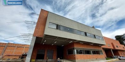 Bodega con un área de 1.923,43 metros cuadrados aproximadamente, distribuidos en un área de almacenamiento de 1.624,25 y mezanine de 299,18 metros cuadrados aproximadamente. Ubicada en la Zona Franca de Rionegro, complejo que cuenta con 160 bodegas en total, amplias zonas verdes, cancha de fútbol, lago, helipuerto. Bodega con puerta camión y altura de 12 metros, dos muelles para el descargue de mercancía; su capacidad de carga es de 5 toneladas por metro cuadrado y capacidad de energía de 45 KVA.Al canon de arrendamiento, se le debe sumar el IVA del 19 porciento, el valor de operación de $7.335.866 (incluye IVA) y el valor de la cuota de administración indicada en la información ($2.169.629).