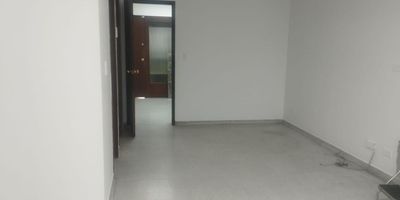 Consultorio en arriendo en torre medica cerca a múltiples servicios complementarios y médicos. Fácil acceso desde la av el poblado, rutas de transporte, zona comercial. Piso en baldosa, 1 espacio, baños, cableado de red, techo cielo raso, aire acondicionado central y parqueadero cubierto. Vigilancia 24 horas, auditorio, citofonia y circuito cerrado de tv. *Inmuebles sujetos a verificación de disponibilidad.*
