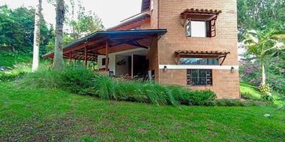 Inmueble ubicado en San Joaquín, Rionegro. Casa finca con un lote de 3900m2 en la cual encontramos una construcción de 500m2 la cual se encuentra en excelentes condiciones. Encontramos amplios espacios y una excelente distribución, además de muy buena iluminación natural. Habitaciones equipadas y baños en buen estado, además de un apartaestudio independiente, el cual se encuentra dotado. Zonas sociales amplias. En las zonas verdes encontramos árboles frutales, pozo natural de agua, jardinería y demás. Entorno tranquilo y agradable, cerca de mall comercial, supermercados, Universidades, Colegios y demás sitios de interés. Zona centro del municipio a 5 minutos, cómodas vías de acceso, rutas de transporte cercanas.  