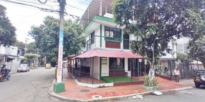Casa negocio segundo piso barrio la Ceiba. 6 alcobas u oficinas, 5 baños, área aprox 450mts. Código Inmobiliaria: 35211 para mayor información y revisar toda nuestra oferta visita nuestra pagina web: estebanrios.com o comuníquese a nuestro PBX: (607) 635 2877