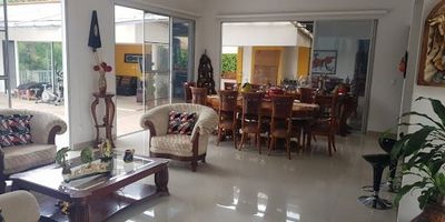 Venta de espectacular casa amoblada en Condominio vía Combia Marsella, con un lote de 2220 mts2 y área construida de 650 mts2, la casa consta de seis habitaciones con su respectivo clóset y vestier, cocina integral, seis baños completos y uno  de visitas, tiene dos calentadores uno para la casa y otro para el jacuzzi, zona de ropas, sala comedor, el piso es en porcelanato, parqueadero cubierto para dos carros y descubierto para nueve carros, cuenta con piscina de 6 mts de largo por 5 mts de ancho y un fondo de 1.50 mts, jacuzzi climatizado con hidroterapia y cromoterapia, árboles frutales, portón eléctrico con 4 controles, el condominio cuenta con cancha de fútbol y de tenis, un lago, vigilancia 24 horas. Precio negociable y acepta permutas.  Agente MARCELA BOJACA 