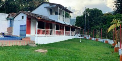 EXCELENTE OPORTUNIDAD DE INVERSIÓN.

Finca de recreo con piscina, completamente dotada. Ubicada en el Hatillo antes de Barbosa, a tan solo 40 minutos de Medellín.- Lote plano de 420 metros,  casa de 150 metros. (Dos pisos). 5 habitaciones, 4 baños, 1 cuarto útil, 1 balcón,  lavadero y zona verde. Parqueadero. Piscina para adultos y niños. Kiosko BBQ. Zona de hamacas.- Se entrega amoblada. (2 neveras, 2 televisores, 1 lavadora, 5 camarotes, 15 colchones, 2 camas, sillas, mesas, menaje completo de cocina, sabanas y cobijas)

Transporte público a pocos metros. Excelente señal de datos y llamada en la zona Fácil instalación de Internet.  Lugar tranquilo y seguro. Se entrega con redes sociales (Facebook y Google) y con una base de datos (whatsapp) de más de 10.000 clientes potenciales.- Bien administrada, el alquiler deja entre 3.200.000 y 3.800.000 al mes en temporada baja.

Es una finca que está para remodelar, pero así tal cual como está deja esas ganancias mensuales. 

Acceso para la finca es por las escalas.El parqueadero es en la parte de abajo. 

 
