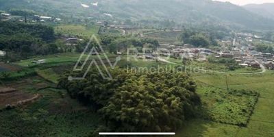 En el Corregimiento de La Florida, Vía la Suiza, un poco más adelante del parqueadero y el desvio de Salida. 
Lote Comercial en Venta con licencia para uso Hotelero o Restautante de 30.140 mts, con un entorno natural, facilidad de transporte público, muy cerca a la zona comercial y de restaurantes. 

Dentro del lote, hay una zona de conservación ambiental, un Guadual.
Topografía en gran parte plana y una pequeña ondulación en el terreno.