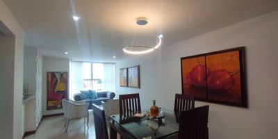 Apartamento en Arriendo en unidad cerrada en Pinares cerca a supermercados de cadena, clinicas, centros comerciales, rutas de transporte publico y servicios complementario de la zona. Cuenta con dos habitaciones y dos baños, estudio,  pisos en ceramica, sala-comedor, cocina integral meson en marmol, estufa y calentador a gas, zona de ropas. E l apartamento cuenta con remodelaciones. La unidad cuenta con un parquedero cubierto y un cuarto util. Vigilancia y porteria las 24 Horas. *Inmuebles sujetos a verificación de disponibilidad.*