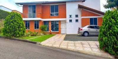 Ubicada cerca de Pueblito Cafetero y equidistante a lugares de gran relevancia como la Avenida de las Américas, Condina, la zona campestre de Cerritos, el Aeropuerto Internacional Matecaña y el centro de la ciudad. Su estratégica ubicación facilita el acceso a grandes almacenes como Alkosto y Homecenter, así como a universidades y centros comerciales.

La casa campestre de dos niveles se encuentra en uno de los condominios con mayor valorización de la ciudad y en un entorno natural en el corazón del Eje Cafetero. El lote tiene una extensión de 1,800 m², con una construcción de 290 m².

En el primer piso se encuentran:

Sala
Comedor
Cocina con isla
Zona de ropas
Tres habitaciones, incluida la principal con baño privado y vestier
Un baño social

En el segundo piso se encuentran:

Tres habitaciones, dos de ellas con baño privado y vestier
Un estudio
Un baño social
Además, la casa cuenta con una terraza para asados y una piscina con jacuzzi. El condominio ofrece seguridad privada.