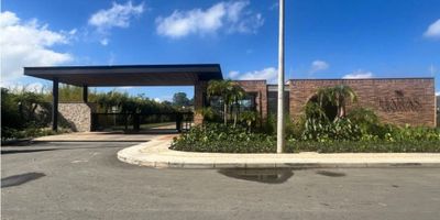 Si buscas construir tu casa a 30 minutos de Medellín, llanogrande es el mejor lugar para vivir, trabajar, estudiar o es perfecto si sólo te interesa los fines de semana. Esta parcelacion te enamorará. La portería cambia su nombre y se convierte en el lobby que recibe y direcciona hacia las casas, hacia el parque lineal, hacia el espacio de hobbies, las pesebreras y la social kitchen; estos últimos se crean con el fin de generar espacios de esparcimiento para los habitantes, donde puedan acceder a un lugar individual de trabajo, recreación, deporte o reuniones sociales. Finalizando con la conexión natural entre el bosque perimetral y el parque lineal al interior de la parcelación se conforma una barrera natural entre los lotes, generando privacidad y una zona a gran escala acompañada con senderos peatonales, arborización nativa y el confort de vivir en un territorio único. El arquitecto propone varios diseños para construir tu casa, impresionantes, atemporales y con materiales que retoman la idea de la tierra y lo artesanal. El diseño de las casas es propuesta del proyecto y si se tiene otra idea en mente, es totalmente viable siempre y cuando se siga el manual arquitectónico y de materiales. Porrcentaje de construcción del 30 %
