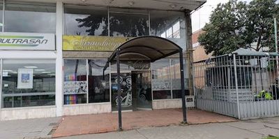 Bienvenidos a la joya inmobiliaria de la zona. Este local comercial es mucho más que un espacio físico es una puerta hacia el éxito empresarial. Ubicado estratégicamente en el corazón del área comercial más transitada de Fontibón, este local ofrece una fachada llamativa y vidrieras amplias que aseguran una visibilidad excepcional. Además, cuenta con espacio para letreros y publicidad exterior, permitiendo que tu marca destaque en el paisaje urbano y atraiga la atención de clientes potenciales. Este local ofrece una inversión sólida con un retorno garantizado. Con un historial comprobado de éxito comercial en la zona y un flujo constante de clientes, es una oportunidad que no se puede dejar pasar.