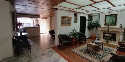 Edificio de Apartamentos Amoblados  Situado en el corazón del norte de Bogotá en Santa Barbara Central, cerca de centros comerciales, restaurantes de alta gama, parques y zonas de negocios. Totalmente Amoblados Cada apartamento está elegantemente decorado y equipado con mobiliario moderno y funcional, listo para alquilar. Alta Rentabilidad Ideal para alquileres a corto y largo plazo, asegurando un flujo constante de ingresos gracias a la alta demanda en la zona. Seguridad y Comodidad Sistemas de seguridad de última generación, recepción 247, y áreas comunes de alta calidad. La ubicación estratégica de este inmueble garantiza una alta demanda de alquiler. Inmueble libre de todo gravamen. Airbnb renta mes 50 millones de pesos con 100 por ciento de ocupación Informes  David Ortiz.1133-3000004345