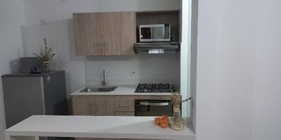 Apartamento ubicado en un sector exclusivo de Rionegro, cuenta con facilidad de acceso debido a su buena ubicación, además cuenta con acceso inmediato a rutas de transporte publico y esta cerca de múltiples servicios complementarios, ademas cerca del aeropuerto internacional Jose Maria Cordoba.
