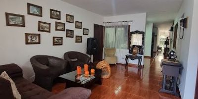 Casa en venta en La Estrella cerca del parque principal y la alcaldía. Son 230 m2 de los cuales 135 m2 están construidos y un solar de 95 m2 con opcion de ampliación. Es en primer piso con amplios espacios y buenos acabados, solo se vende el primer piso y cuenta con construcción independiente encima. 