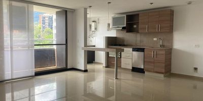 Apartamento en arriendo en unidad cerrada cerca a clubes, cerca a restaurantes, lugares para compartir en familia y rutas de transporte. Piso en ceramica, sala comedor, 2 alcobas con baño en la principal, cocina integral abierta tipo americano, balcon y parqueaderos lineales cubiertos . Unidad muy completa en zonas sociales, cuenta con piscina, gym, salon social, parque infantil, cancha de squash, zonas verdes, vigilancia 24 horas, citofono y circuito cerrado de tv. *Inmuebles sujetos a verificación de disponibilidad.*