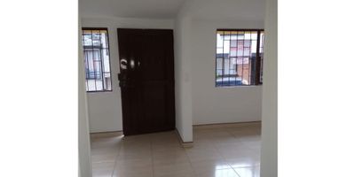 Casa amplia, iluminada cuenta con 2 alcobas, baño, sala comedor, cocina semi integral, gas natural, suelos en cerámica, patio, cerca a colegios y universidades, sobre vía principal zona comercial y residencial. 

