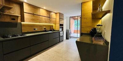 Apartamento ubicado en el sector de San Lucas, cuenta con facilidad de acceso a rutas de servicio público, además está cerca del complex de la superior, supermercados la vaquita, mall san Lucas, Club el campestre, Mall Drive In y Supermercados Olímpica.