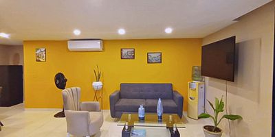 Arrendamos amplia  casa de 5 habitaciones y 6 baños en el barrio Bocagrande, con 270 metros cuadrados de elegancia y comodidad. Cada rincón de esta propiedad ha sido diseñado con meticuloso detalle, ofreciendo un ambiente de lujo y sofisticación. El amplio espacio interior se complementa con un hermoso jardín exterior, creando un equilibrio perfecto entre la vida interior y exterior. Con un parqueadero privado, esta casa es el hogar ideal para aquellos que buscan la combinación perfecta de estilo y funcionalidad. Vive la experiencia de la vida urbana en su máxima expresión en esta exclusiva propiedad.