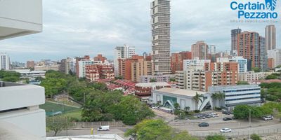 ¡Esta oficina lo tiene todo! Con 126.3 metros cuadrados, 2 baños, 3 parqueaderos y una vista panorámica increíble, es el lugar perfecto para tu negocio. Con aire acondicionado central, iluminación natural y piso en porcelanato, trabajar aquí será un placer. Además, cuenta con portería, ascensor, parqueadero para visitantes y planta eléctrica. Ubicada en una zona corporativa, con transporte público cercano y sobre vía principal. ¡No dejes pasar esta oportunidad! Contáctanos ahora para más información.