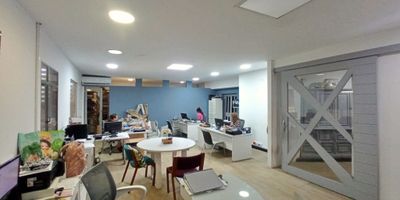 Bodega en arriendo ubicada en una zona estratégica. Con 2530 metros cuadrados, 2 baños y 4 parqueaderos, este espacio ofrece amplitud y comodidad para tus operaciones. Su diseño funcional y moderno la convierten en el lugar ideal para potenciar tu negocio. Lleva tu operación al siguiente nivel! Contáctanos para más información y agenda una visita. 321 8521992