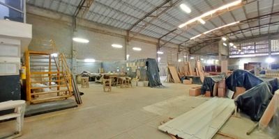 Bodega en arriendo ubicada en una zona estratégica. Con 2530 metros cuadrados, 2 baños y 4 parqueaderos, este espacio ofrece amplitud y comodidad para tus operaciones. Su diseño funcional y moderno la convierten en el lugar ideal para potenciar tu negocio. Lleva tu operación al siguiente nivel! Contáctanos para más información y agenda una visita. 321 8521992