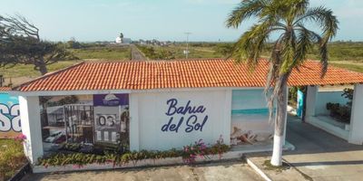 Descubre este exclusivo lote ubicado en una de las zonas más prestigiosas de la ciudad. Con una extensión de 232 metros cuadrados, este terreno ofrece un sinfín de posibilidades para construir la residencia de tus sueños. Su ubicación privilegiada garantiza tranquilidad y privacidad, convirtiéndolo en el lugar ideal para establecer tu hogar. No pierdas la oportunidad de adquirir este lote único y crear el espacio perfecto para ti y tu familia.  sin dejar de lado que cuenta con playas privadas 
¡Contáctanos para más información!