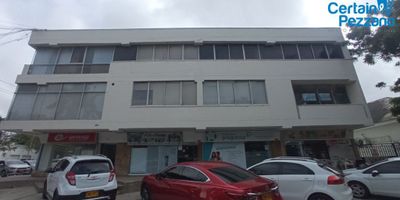 Oficina en arriendo – Ubicación estratégica, 43 m²
Descubre esta oficina en arriendo ubicada en una zona privilegiada de la ciudad. Con 43 m², este espacio ofrece una excelente oportunidad para establecer tu negocio en un entorno funcional y de alto perfil.
Su distribución versátil se adapta a diferentes tipos de empresas o profesionales independientes que buscan comodidad, accesibilidad y proyección comercial.
Haz crecer tu negocio desde el lugar indicado.
Contáctanos para más información: 3218521992..