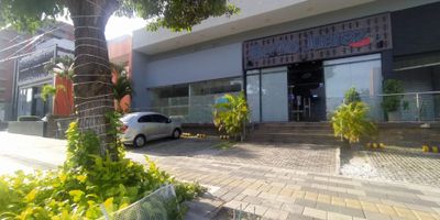 ¡No pierdas la oportunidad de arrendar este increíble local en el centro comercial! Con 144 metros cuadrados, garaje cubierto y ubicado sobre carrera, es perfecto para tu negocio. Con cómodas vías de acceso, transporte público cercano y rodeado de supermercados y centros comerciales. ¡No dejes pasar esta oportunidad! Contáctanos ahora para más información.