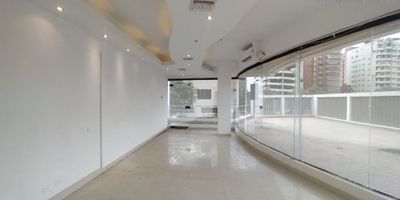 Local comercial en arriendo – Espacio moderno y estratégico
Se arrienda local de 36 m² con diseño moderno y funcional. Cuenta con un área amplia, baño privado y parqueadero. Ideal para emprendedores o empresas que buscan un punto estratégico para operar su negocio.
Su excelente distribución y valor lo convierten en una oportunidad única en el mercado.
Para más información o agendar visita, comunícate al 321 852 1992..