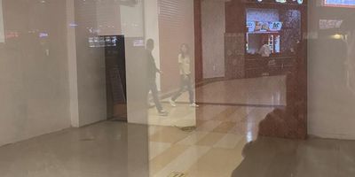 Vendemos estupendo local con vitrina actualmente se encuentra rentando, excelente inversión  en centro comercial de alto impacto en Barranquilla, de 66M2, cuenta con ubicación privilegiada cerca a plazoleta de comidas, brindando alto tráfico de clientes.