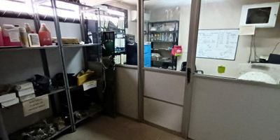 Vendo Maravillosa bodega ubicada en Ternera cuenta con un área total de 928 M2 y de construcción 625 M2, cuenta con vigilancia a nivel general, en la parte interna tiene 5 oficinas, 4 baños, y 2 Vestier. esta rodeado de diferentes bodegas con uso comercial diferente lo que la hace un lugar de gran movilización comercial.
además tiene transportes públicos y centros comerciales cercanos.