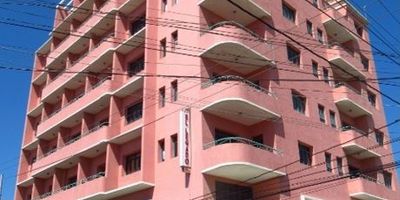 Vendemos en Centro Histórico de Barranquilla, excelente local comercial de 285M2, con renta,  consta de mezzanine, 1 parqueadero, 2 baños. En vías principales con gran movimiento comercial e institucional, ideal para oficina o comercio.  Arrendado actualmente a  oficina.