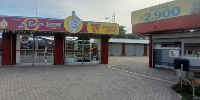 Vendemos Centro Comercial en Los Robles, conformado por 10 locales comerciales con baño, de los cuales 8 se encuentran arrendados. La información de área construida, terreno y precio es de todo el inmueble.