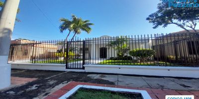 Vendemos hermosa casa, es una oportunidad única! Ubicada en una zona tranquila del sector de Bellavista, esta propiedad de 182M2 construidos y 375M2 de lote, ofrece una gran cantidad de espacio para disfrutar. La casa consta de sala, comedor, cocina tradicional, área de labores, alcoba y baño de servicio, 3 alcobas, 2 baños, terraza, patio y garaje. ¡No pierdas esta oportunidad de tener tu hogar ideal!