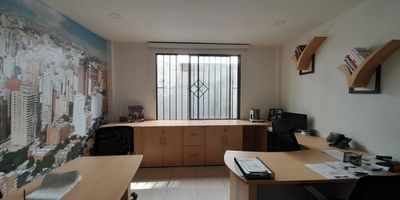 Oficina en arriendo en zona exclusiva
Descubre este moderno espacio de 107 m², ideal para negocios que requieren discreción, comodidad y funcionalidad. Ubicado en una de las zonas más prestigiosas de la ciudad, este inmueble es perfecto para oficinas administrativas, consultorías o actividades que necesiten privacidad.
Características destacadas:
3 baños independientes para mayor confort
Planta eléctrica de uso exclusivo.
Bahía de parqueaderos para clientes y colaboradores
Una excelente opción para llevar tu negocio al siguiente nivel.
Contáctanos para más información y agenda tu visita.