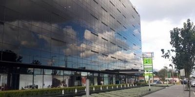 VENTA LOCAL AVENIDA 26, CARRERA 96. EDIFICIO OPTIMUS. Área 55.44 metros cuadrados. Frente 4,40 metros Fondo 11,78 metros. Altura útil 3,50 metros. Primer piso, 9 años de construido, pisos en epóxico. Excelente ubicación, cerca al aeropuerto El Dorado. Totalmente al día. 