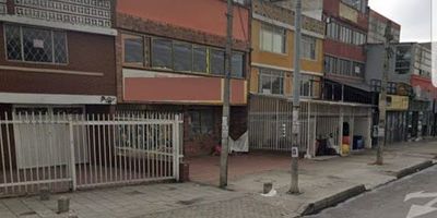 LOCAL EN VENTA AVENIDA PRIMERO DE MAYO BARRIO LOS SAUCES. Excelente ubicación. 300 metros cuadrados de área construida. 211 metros de terreno. 9 metros de frente por 23,50 de fondo. Dos niveles. Dos baños. Cocina gas natural. 