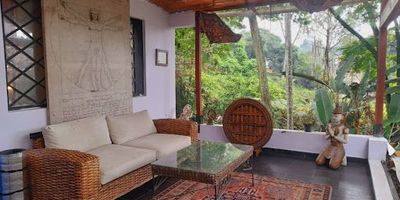 Venta de casa campestre en La Estrella, te ofrecemos esta casa para descanso, vivir o alquiler para rentas cortas, el propietario vendedor está dispuesto a hacer hipoteca a favor de él, si lo requiere el comprador. Tiene detalles y acabados tipo rustico, con cocina integral abierta tipo isla, 6 alcobas, 4 con baño privado y 2 con baño compartido, de los 5 baños 3 son con bañera, Jacuzzi en piedra para 10 personas, iluminación nocturna tipo led. La casa cuenta con arboles frutales, zona de huerta, 2 fuentes de agua. La casa cuenta con todos los servicios, el gas y la luz son de EPM, el agua es veredal y es muy favorable el precio de su consumo, para mas información separa una visita, contáctanos ahora.