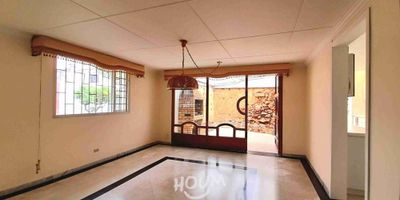 [VEN] ID HOUM: 134112

En Houm te ayudamos de forma fácil y segura. Los beneficios de comprar con nosotros:
    • Te ayudamos a conseguir financiamiento a través de una asesoría personalizada
    • Mediación y seguimiento de todo el proceso
    • Ponemos a tu disposición profesionales en notariado, registro y asesoría jurídica
¡Solo te preocupas de las firmas!

Casa en venta, ubicada en el barrio Puente Largo, con una superficie construida de 360.00 m² y superficie total de 360.00 m². 

Sus principales características son:

    • 4 dormitorios
    • 3 baños
    • Admite mascotas
    • 4 parqueaderos
    • Año de construcción: 1990
    • Cuarto de lavado
    • Bodega
            
Además, el inmueble cuenta con las siguientes amenidades:

    • Zona de asadores

Si compras con nosotros, te brindamos asesoría personalizada durante todo el proceso.
Más que una inmobiliaria, somos Houm.
*Aplican T&C