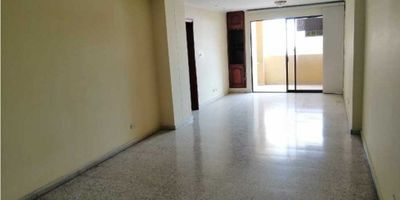 .

Este hermoso apartamento en venta se encuentra ubicado en la vibrante ciudad de Barranquilla, en el departamento del Atlántico. Con una excelente ubicación y una amplia área de terreno de 107 M2, este inmueble ofrece una oportunidad única para vivir en una de las zonas más cotizadas de la ciudad.

Construido con materiales de alta calidad, este apartamento cuenta con un área construida y privada de 107 M2, lo que garantiza un espacio cómodo y funcional para toda la familia. Con 4 acogedoras alcobas y 3 baños, este apartamento se convierte en la opción ideal para aquellos que buscan comodidad y amplitud en su hogar.

El apartamento también cuenta con un garaje, brindándote la tranquilidad y seguridad que necesitas en tu día a día. Además, entre sus características internas, se destaca su amplia y versátil cocina integral, perfecta para preparar deliciosas comidas en familia. También cuenta con armarios empotrados y clósets, que te permitirán organizar tus pertenencias con comodidad.

Una de las mayores ventajas de este apartamento es que admite mascotas, lo que lo convierte en una opción ideal para los amantes de los animales. También cuenta con comodidades como agua, gas domiciliario y electricidad, que garantizan una vida cotidiana sin inconvenientes.

Además, podrás disfrutar de una hermosa vista panorámica desde su balcón, perfecto para relajarte y disfrutar de la brisa de la ciudad. También cuenta con una zona de lavandería, ideal para facilitar tus labores domésticas.

Entre sus características externas, este apartamento cuenta con acceso pavimentado y ascensor, lo que te permitirá desplazarte de manera cómoda y segura. También se encuentra cercano a centros comerciales, colegios y universidades, brindándote una amplia variedad de opciones para tus compras y educación.

Además, este inmueble cuenta con seguridad las 24 horas, gracias a su circuito cerrado de TV y vigilancia privada. También podrás disfrutar de salón comu