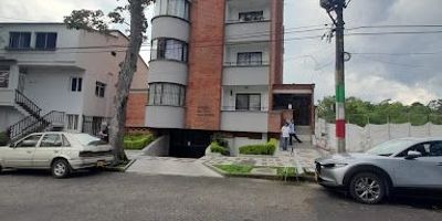 Apartamento en Venta en el barrio Alamos de Pereira. Cuenta con un área de 223m2, 11 habitaciones, 11 baños, parqueadero cubierto, Cocina Integral, Sala-Comedor, Gas Domiciliario, Calentador a Gas, Zona de Ropas, Terraza, Patio, Conjunto Cerrado, Ascensor, Vigilancia, Shut Basuras, Planta Eléctrica.