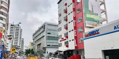 Inversionista, HOTEL en VENTA en sector barrio GRANADA sobre toda la av 8 norte, con una UBICACION estratégica donde tendrás en frente al Colombo, edificio banco Bancolombia y estaciones de servicio. Además su cercanía a los centros comerciales Centenario y Chipichape y terminal de transporte lo hace muy apetecible para aquellas personas que vienen de trabajo o simplemente buscan un fin de semana de diversion en Cali.  
Además de la gran rentabilidad por sus 24 habitaciones cuenta con un local en primer piso rentando que genera $4.500.000 mensuales. 
-Tiene en su costado un espacio rentando  para valla o anuncios publicitarios que le genera anual $17.400.000. 
-Lleva funcionando 8 años.
CARACTERASTICAS:
Consta de 8 pisos, donde encontraras 24 habitaciones todas dotadas con aire acondicionado, baño, TV, armarios, mini neveras, secador de pelo, camas dobles y sencillas.