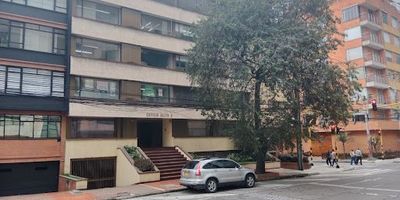 Se vende en Chapinero, apartamento de 28.06 M2,  consta de 1 habitación con closet,  sala comedor,  cocina integral eléctrica, los pisos son en cerámica, en un piso 4 con ascensor, parqueadero cubierto. Excelente ubicación cerca a la Cra 7 al Parque de Lourdes de la Calle 63,  Avda Caracas, zona comercial y transporte publico cercano.