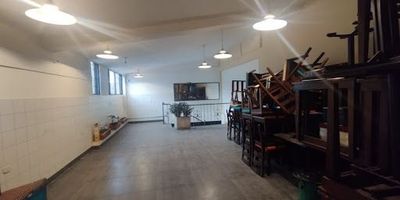 Local de dos pisos ideal para restaurante, ubicado en el sector Concepción Norte, cuenta con cocina industrial, amplios espacios para ubicación de mesas en el 1er y 2do piso y 3 baños. Está en sector comercial, cerca de universidades, colegios, restaurantes, centro comercial Av. Chile. Vías alternas como Av. Chile, calle 71, calle 80, carrera 15 y carrera 11. Valor de canon más IVA.